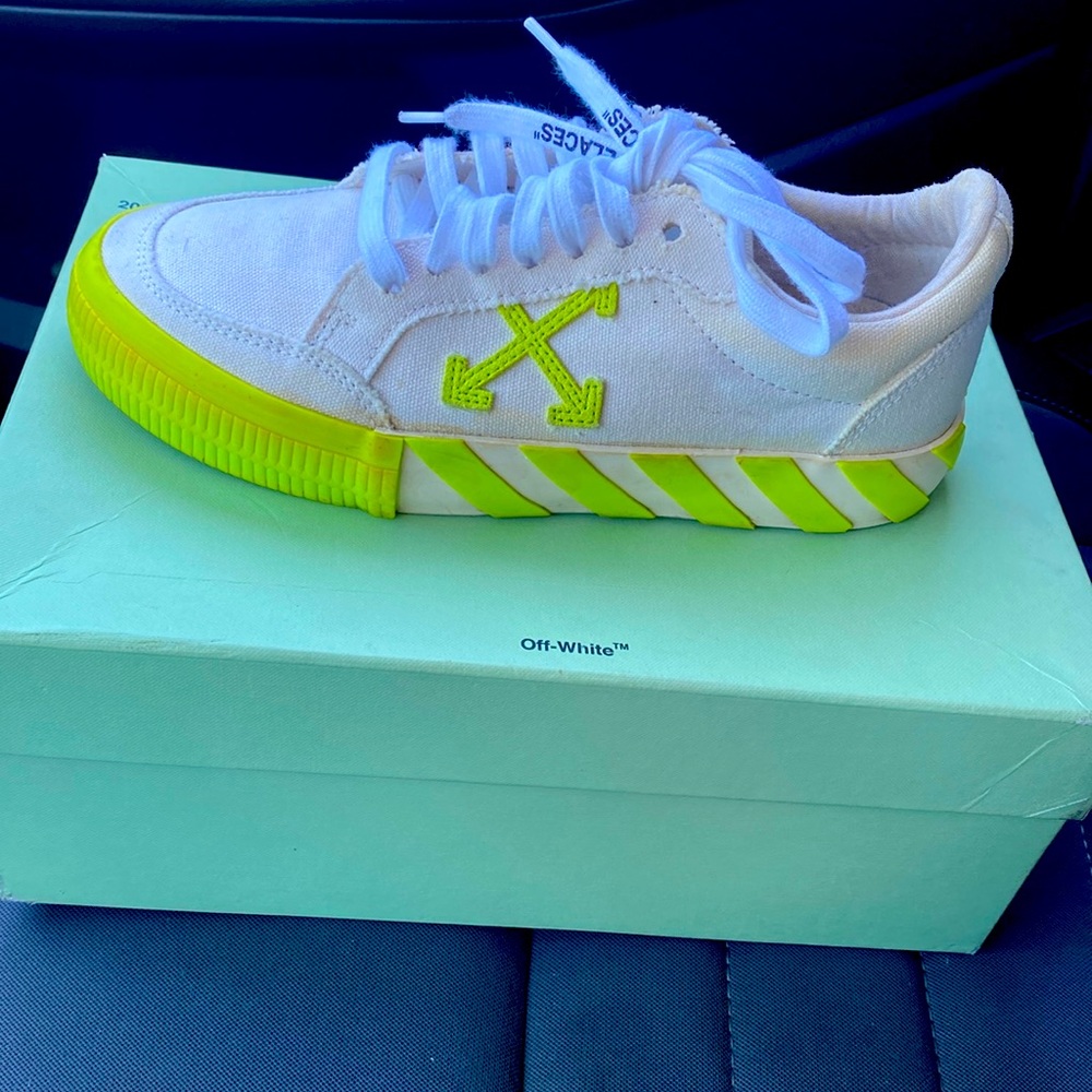 Off-White canvas arrow low vulcanized sneaker